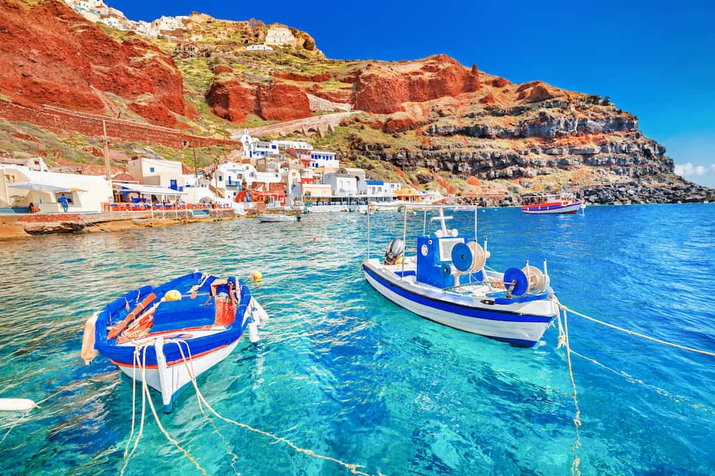 A-pretty-boat-scene-in-Santorini.jpg